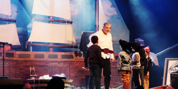 Spectacle de ventriloquie interactif Le Fabuleux Voyage de Fredy le Pirate, présenté par le ventriloque Christian Gabriel